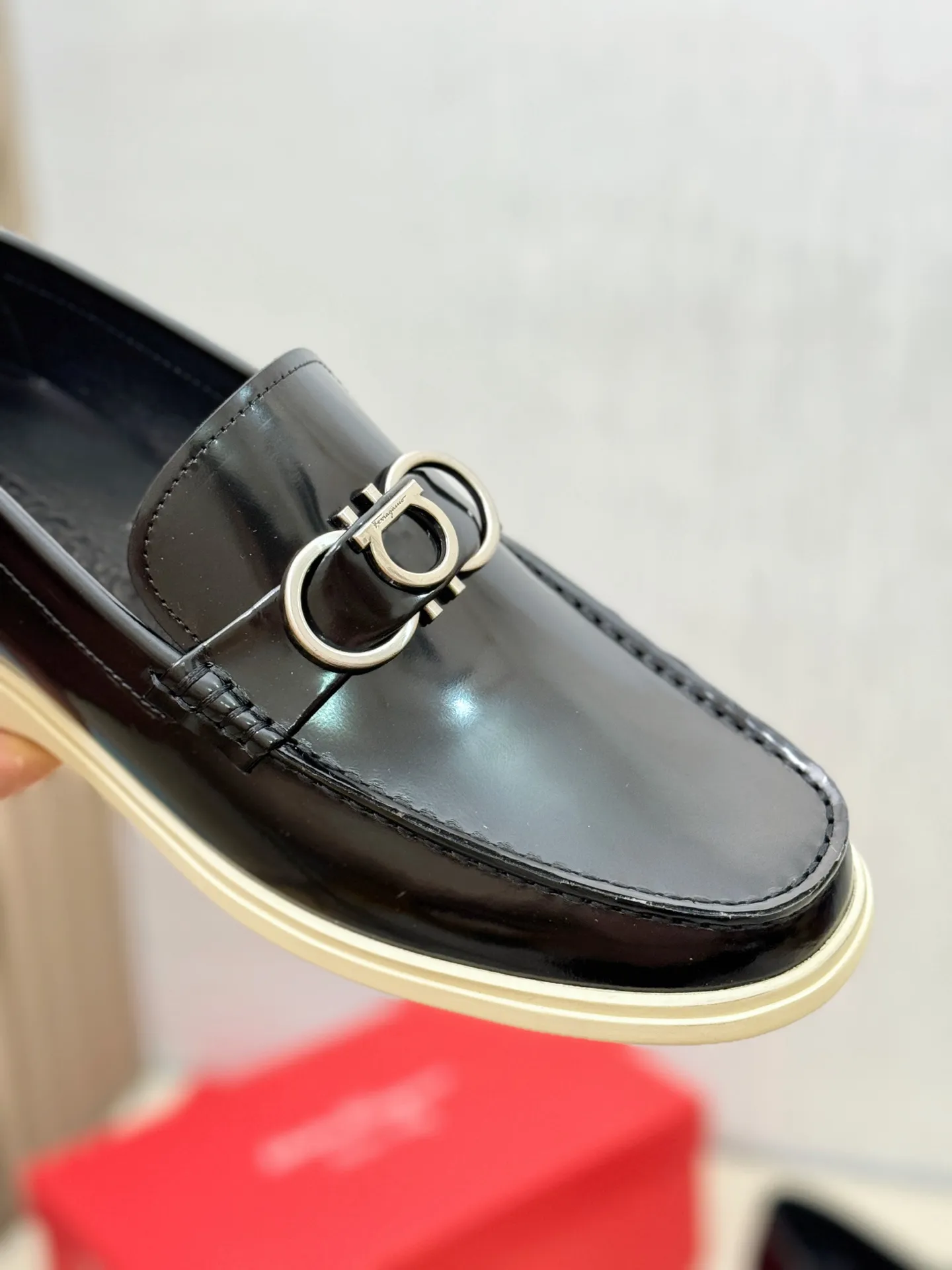 [Ferragamo] P: 580💰 Number of yards: 38~44 (45 orders are non-returnable) Ferragam's new men's driving shoes, the fabric is made of imported cowhide, with visible texture, heavy industrial stitching, dyed calfskin inside, standard logo cowhide feet, big-name experience, soft and comfortable on the feet, a men's favorite, special non-slip and wear-resistant rubber soles, easy to handle various occasions, with original box packaging!